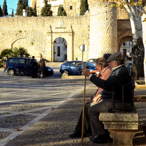 Entrance to Ronda from barrio San Fransisco with old rondeños. Photo © snobb.net